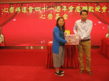 萬眾期待的抽獎環節開始，各幸運兒歡天喜地上台領取獎品。