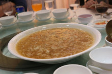 賓客享用晚宴美食情況。