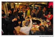 心齋仝人向每席來賓敬酒的熱鬧情況。