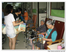 本基金服務人員派發禮物及紅包時攝。