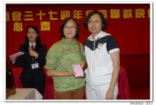 萬眾期待的抽獎環節開始，各幸運兒歡天喜地上台領取獎品。