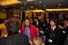 心齋仝人向來賓敬酒的熱鬧情況。