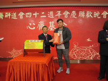 萬眾期待的抽獎環節開始，各幸運兒歡天喜地上台領取獎品。