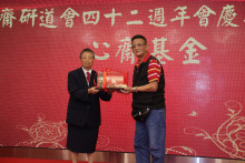 成功投得聖品者逐一上台接受聖品。