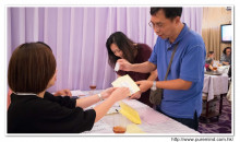 來賓簽名留念。