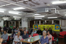 服務人員與長者合照。