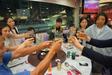 心齋仝人向來賓敬酒熱鬧情況