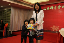 萬眾期待的抽獎環節開始，各幸運兒歡天喜地上台領取獎品。