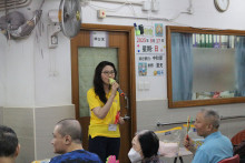 服務人員為長者獻唱時代金曲