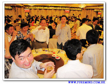 心齋仝人向每席來賓敬酒的熱鬧情況。