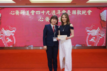 致送紀念品給支持心齋之熱心人士