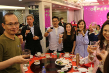 心齋仝人向來賓敬酒的熱鬧情況