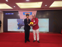 成功投得聖品者逐一上台接受聖品