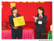 抽獎時間到了，來賓上台領獎時攝。