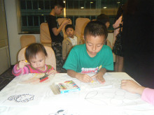 小朋友玩兒童遊戲時攝。