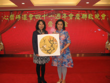 成功投得聖品者逐一上台接受聖品。