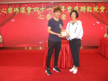 萬眾期待的抽獎環節開始，各幸運兒歡天喜地上台領取獎品。