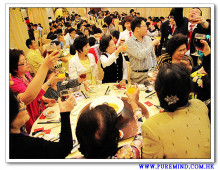 心齋仝人向每席來賓敬酒的熱鬧情況。