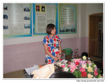 本基金總幹事梅孝容向受資助學生講解申請助學須知及守則時攝。