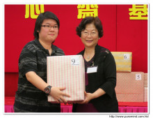 抽獎時間到了，來賓上台領獎時攝。