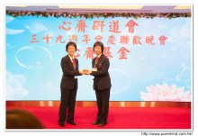 鍾孝新法師致送紀念品給去年競投聖品之熱心人士。