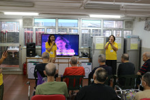 服務人員為長者獻唱時代金曲