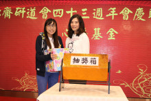 萬眾期待的抽獎環節開始，各幸運兒歡天喜地上台領取獎品。