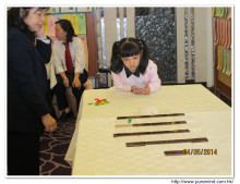 小朋友玩兒童遊戲時攝。