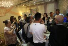 心齋仝人向每席來賓敬酒的熱鬧情況