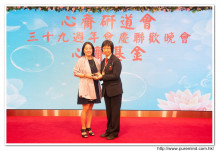 鍾孝新法師致送紀念品給去年競投聖品之熱心人士。