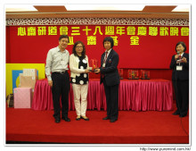 成功投得聖品者逐一上台接受聖品。