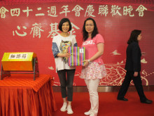 萬眾期待的抽獎環節開始，各幸運兒歡天喜地上台領取獎品。