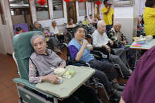 服務人員為長者獻唱時代金曲