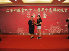 成功投得聖品者逐一上台接受聖品。