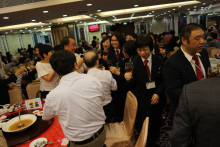 心齋仝人向每席來賓敬酒的熱鬧情況。