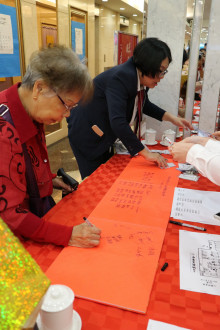 來賓簽名留念。