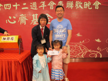 萬眾期待的抽獎環節開始，各幸運兒歡天喜地上台領取獎品。