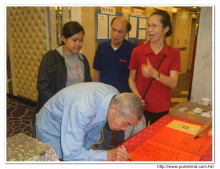 來賓簽名留念。