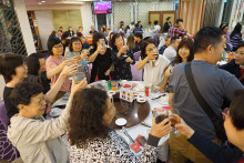 心齋仝人向來賓敬酒熱鬧情況