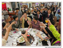 心齋仝人向每席來賓敬酒的熱鬧情況。