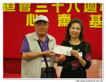 抽獎時間到了，來賓上台領獎時攝。