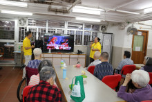 服務人員為長者獻唱粵曲及時代金曲。