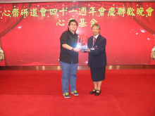 成功投得聖品者逐一上台接受聖品。