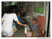 本基金服務人員派發禮物及紅包時攝。