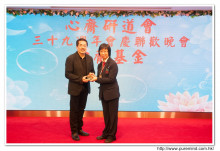 鍾孝新法師致送紀念品給去年競投聖品之熱心人士。