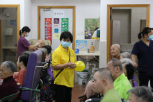 長者玩傳遞汽球遊戲時攝