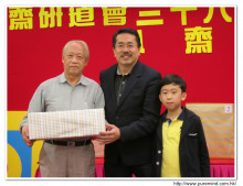 抽獎時間到了，來賓上台領獎時攝。