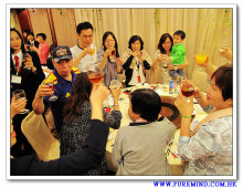 心齋仝人向每席來賓敬酒的熱鬧情況。