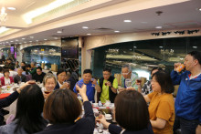 心齋仝人向來賓敬酒的熱鬧情況