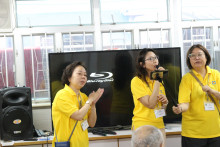 服務人員為長者獻唱時代金曲